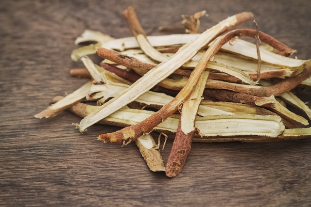 Licorice Root 450 мг 100 капсули от Swanson на супер цена помага при проблеми с черния дроб, дихателната и храносмилателната система.