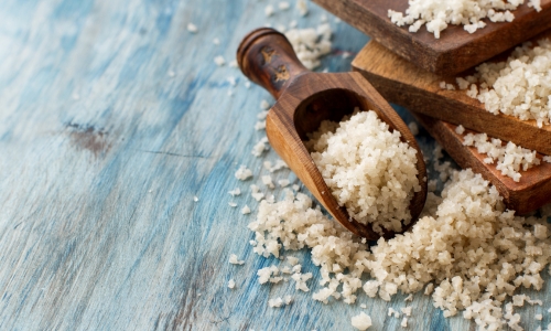 Келтска Сол с Водорасли е натурален продукт за подобряване вкуса и аромата на храната.